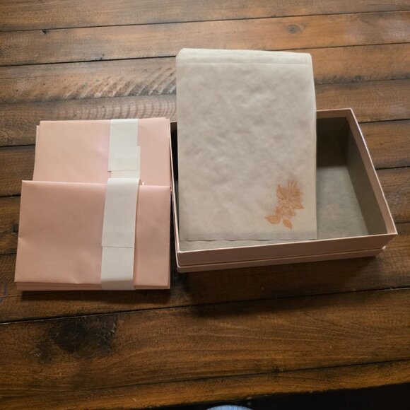 The Emporium Store Vintage Delicate Embossed Fine Paper 25 Sheets & 16 Envelopes - Picture 8 of 8